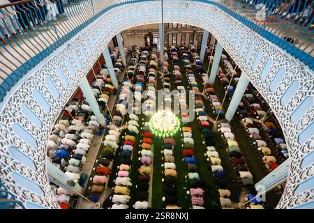 Dhaka, Bangladesh. 15 février 2025. Les musulmans bangladais prient lors d'une prière nocturne spéciale à la Mosquée nationale du Bangladesh pour marquer Shab-e-Barat, ou 'nuit du pardon' à Dhaka le 14 février 2024. Les musulmans croient que si quelqu'un prie Dieu tout au long de la nuit et cherche le pardon pour tous les péchés qu'il a commis, il pourrait être pardonné. Toute la nuit de prière est consacrée à demander pardon pour l'année écoulée et bonne fortune pour l'année à venir. Photo de Suvra Kanti Das/ABACAPRESS. COM Credit : Abaca Press/Alamy Live News Banque D'Images
