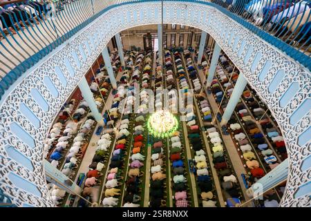 Dhaka, Bangladesh. 15 février 2025. Les musulmans bangladais prient lors d'une prière nocturne spéciale à la Mosquée nationale du Bangladesh pour marquer Shab-e-Barat, ou 'nuit du pardon' à Dhaka le 14 février 2024. Les musulmans croient que si quelqu'un prie Dieu tout au long de la nuit et cherche le pardon pour tous les péchés qu'il a commis, il pourrait être pardonné. Toute la nuit de prière est consacrée à demander pardon pour l'année écoulée et bonne fortune pour l'année à venir. Photo de Suvra Kanti Das/ABACAPRESS. COM Credit : Abaca Press/Alamy Live News Banque D'Images