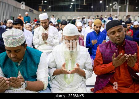 Dhaka, Bangladesh. 15 février 2025. Les musulmans bangladais prient lors d'une prière nocturne spéciale à la Mosquée nationale du Bangladesh pour marquer Shab-e-Barat, ou 'nuit du pardon' à Dhaka le 14 février 2024. Les musulmans croient que si quelqu'un prie Dieu tout au long de la nuit et cherche le pardon pour tous les péchés qu'il a commis, il pourrait être pardonné. Toute la nuit de prière est consacrée à demander pardon pour l'année écoulée et bonne fortune pour l'année à venir. Photo de Suvra Kanti Das/ABACAPRESS. COM Credit : Abaca Press/Alamy Live News Banque D'Images