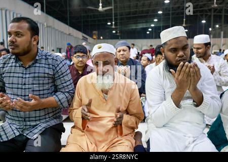 Dhaka, Bangladesh. 15 février 2025. Les musulmans bangladais prient lors d'une prière nocturne spéciale à la Mosquée nationale du Bangladesh pour marquer Shab-e-Barat, ou 'nuit du pardon' à Dhaka le 14 février 2024. Les musulmans croient que si quelqu'un prie Dieu tout au long de la nuit et cherche le pardon pour tous les péchés qu'il a commis, il pourrait être pardonné. Toute la nuit de prière est consacrée à demander pardon pour l'année écoulée et bonne fortune pour l'année à venir. Photo de Suvra Kanti Das/ABACAPRESS. COM Credit : Abaca Press/Alamy Live News Banque D'Images
