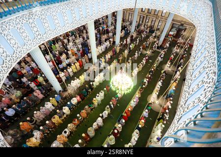 Dhaka, Bangladesh. 15 février 2025. Les musulmans bangladais prient lors d'une prière nocturne spéciale à la Mosquée nationale du Bangladesh pour marquer Shab-e-Barat, ou 'nuit du pardon' à Dhaka le 14 février 2024. Les musulmans croient que si quelqu'un prie Dieu tout au long de la nuit et cherche le pardon pour tous les péchés qu'il a commis, il pourrait être pardonné. Toute la nuit de prière est consacrée à demander pardon pour l'année écoulée et bonne fortune pour l'année à venir. Photo de Suvra Kanti Das/ABACAPRESS. COM Credit : Abaca Press/Alamy Live News Banque D'Images
