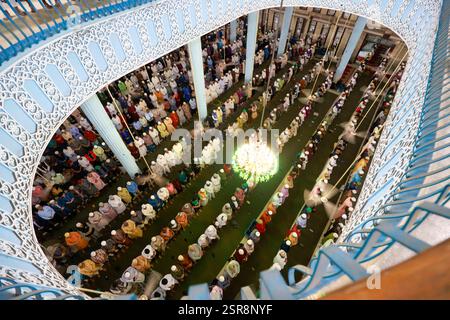 Dhaka, Bangladesh. 15 février 2025. Les musulmans bangladais prient lors d'une prière nocturne spéciale à la Mosquée nationale du Bangladesh pour marquer Shab-e-Barat, ou 'nuit du pardon' à Dhaka le 14 février 2024. Les musulmans croient que si quelqu'un prie Dieu tout au long de la nuit et cherche le pardon pour tous les péchés qu'il a commis, il pourrait être pardonné. Toute la nuit de prière est consacrée à demander pardon pour l'année écoulée et bonne fortune pour l'année à venir. Photo de Suvra Kanti Das/ABACAPRESS. COM Credit : Abaca Press/Alamy Live News Banque D'Images