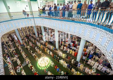 Dhaka, Bangladesh. 15 février 2025. Les musulmans bangladais prient lors d'une prière nocturne spéciale à la Mosquée nationale du Bangladesh pour marquer Shab-e-Barat, ou 'nuit du pardon' à Dhaka le 14 février 2024. Les musulmans croient que si quelqu'un prie Dieu tout au long de la nuit et cherche le pardon pour tous les péchés qu'il a commis, il pourrait être pardonné. Toute la nuit de prière est consacrée à demander pardon pour l'année écoulée et bonne fortune pour l'année à venir. Photo de Suvra Kanti Das/ABACAPRESS. COM Credit : Abaca Press/Alamy Live News Banque D'Images