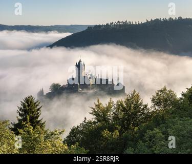 Vue du Cochem de Reichsburg en automne, brume matinale dans la vallée de la Moselle, Cochem, Rhénanie-Palatinat, Allemagne, Europe Banque D'Images