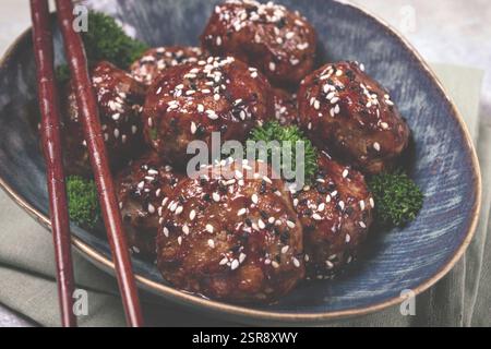 Tsukune, boulettes de viande japonaises, poulet haché, frit sur une brochette, avec de la sauce yakitori, fait maison, pas de gens Banque D'Images