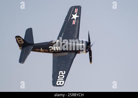 Grumman F6F Hellcat avion Warbird aux couleurs de la marine américaine volant dans un ciel bleu, Angleterre, Royaume-Uni, Europe Banque D'Images