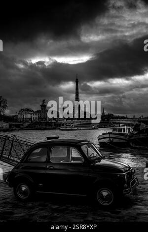 Paris, France - 30 janvier 2025 : Tour Eiffel avec belle vieille voiture au premier plan Banque D'Images