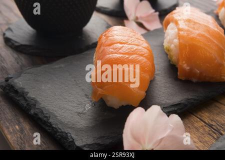 Une assiette de sushi différents avec un bol de soba Banque D'Images