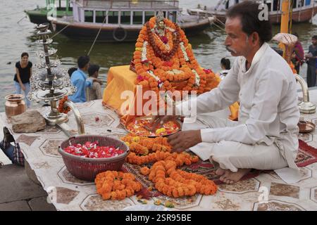 L'idole de la déesse ganga sur ghats, Varanasi, Uttar Pradesh, Inde, Asie Banque D'Images