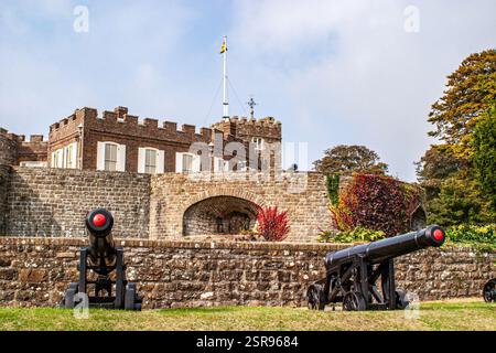 Forteresse Tudor du château de Walmer avec des canons au soleil, commandée par le roi Henri VIII et où le duc de Wellington a vécu et est mort, Deal, Kent, Angleterre Banque D'Images