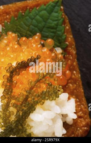 Inari sushi avec caviar, riz, shiso et umibudo Banque D'Images