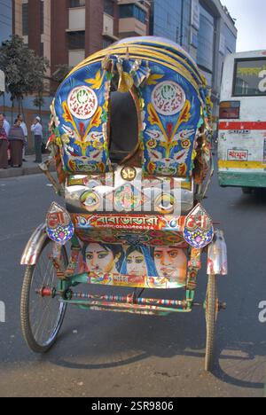 Rickshaw cycle décoré coloré, Dhaka, Bangladesh, Asie Banque D'Images
