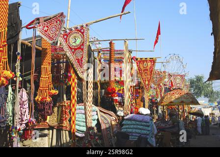 Magasins de matériaux colorés pour la décoration de chameau à Pushkar foire, Pushkar, Rajasthan, Inde, Asie Banque D'Images