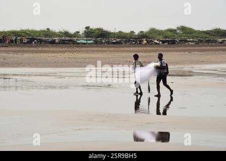 Les pêcheurs, Ubharat beach cité,, Gujarat, Inde, Asie Banque D'Images