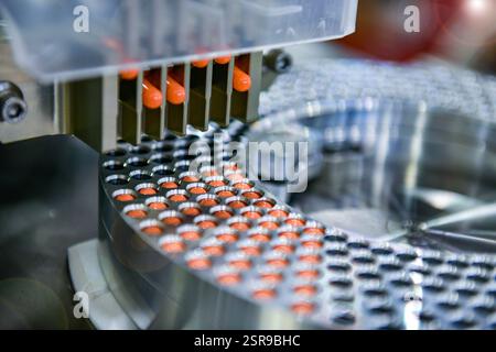 Chaîne de production de pilule de médecine de capsule, concept pharmaceutique industriel. Banque D'Images