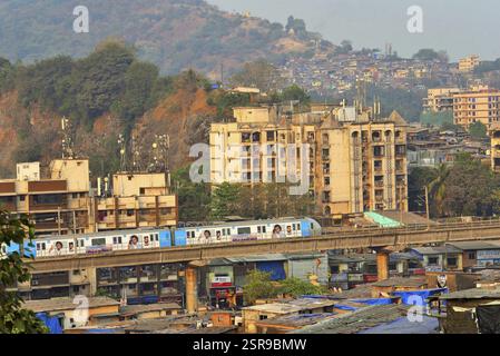 Metro train près de la gare la plus Asalpha, Mumbai, Maharashtra, Inde, Asie Banque D'Images
