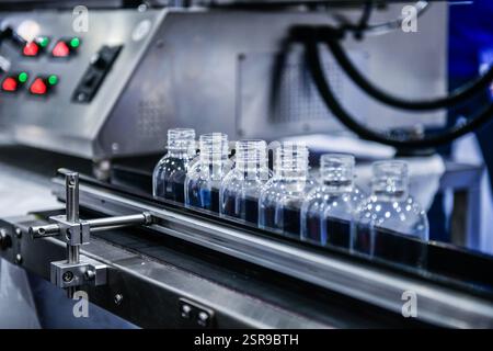 Les bouteilles en plastique clair sur les systèmes de convoyeurs automatisés transfert d'automatisation industrielle pour le package Banque D'Images