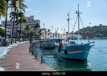 Les bateaux touristiques 'Scuna' et 'Asa Branca II' ont accosté à l'embarcadère du canal d'Itajuru avec un paysage urbain pittoresque sous un ciel bleu clair et ensoleillé d'été après-midi chaud. Banque D'Images