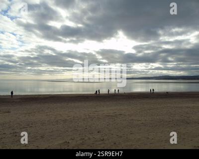 Walking on the Beach, Exmouth, Devon, Angleterre Banque D'Images