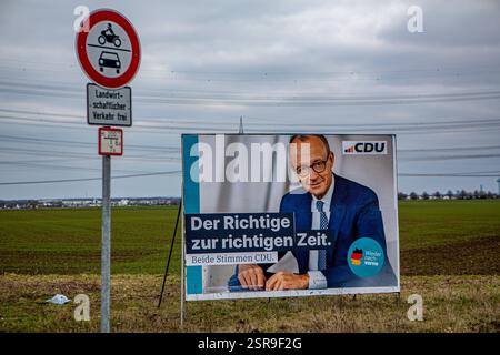 Wahlplakate zur Bundestagswahl AM 23. Februar 2025 sind in Pulheim NRW zu sehen. CDU Friedrich Merz Der Richtige zur richtigen Zeit Wahlplakat *** les affiches électorales pour l'élection du Bundestag du 23 février 2025 peuvent être vues dans Pulheim NRW CDU Friedrich Merz la bonne personne au bon moment affiche électorale Banque D'Images