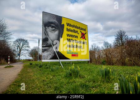 Wahlplakate zur Bundestagswahl AM 23. Februar 2025 sind in Pulheim NRW zu sehen. FDP Christian Lindner Wohlstand bleibt, Wenn Wirtschaft wächst Wahlplakat *** affiches électorales pour l'élection du Bundestag le 23 février 2025 peuvent être vues dans Pulheim NRW FDP Christian Lindner affiche électorale la prospérité reste quand l'économie croît Banque D'Images