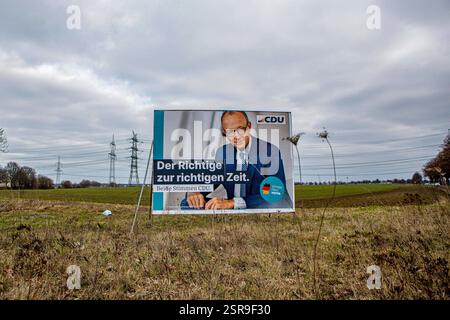 Wahlplakate zur Bundestagswahl AM 23. Februar 2025 sind in Pulheim NRW zu sehen. CDU Friedrich Merz Der Richtige zur richtigen Zeit Wahlplakat *** les affiches électorales pour l'élection du Bundestag du 23 février 2025 peuvent être vues dans Pulheim NRW CDU Friedrich Merz la bonne personne au bon moment affiche électorale Banque D'Images