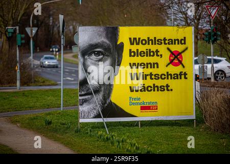 Wahlplakate zur Bundestagswahl AM 23. Februar 2025 sind in Pulheim NRW zu sehen. FDP Christian Lindner Wohlstand bleibt, Wenn Wirtschaft wächst Wahlplakat *** affiches électorales pour l'élection du Bundestag le 23 février 2025 peuvent être vues dans Pulheim NRW FDP Christian Lindner affiche électorale la prospérité reste quand l'économie croît Banque D'Images