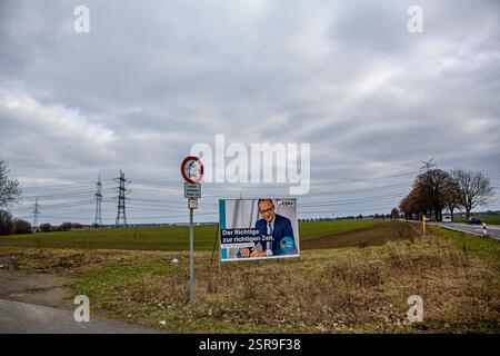 Wahlplakate zur Bundestagswahl AM 23. Februar 2025 sind in Pulheim NRW zu sehen. CDU Friedrich Merz Der Richtige zur richtigen Zeit Wahlplakat *** les affiches électorales pour l'élection du Bundestag du 23 février 2025 peuvent être vues dans Pulheim NRW CDU Friedrich Merz la bonne personne au bon moment affiche électorale Banque D'Images