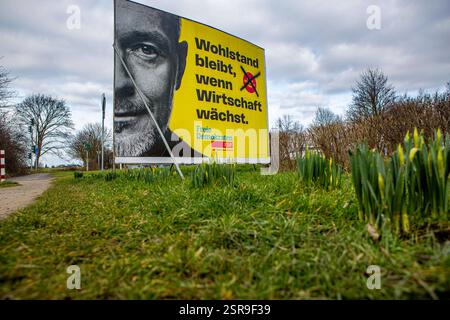 Wahlplakate zur Bundestagswahl AM 23. Februar 2025 sind in Pulheim NRW zu sehen. FDP Christian Lindner Wohlstand bleibt, Wenn Wirtschaft wächst Wahlplakat *** affiches électorales pour l'élection du Bundestag le 23 février 2025 peuvent être vues dans Pulheim NRW FDP Christian Lindner affiche électorale la prospérité reste quand l'économie croît Banque D'Images