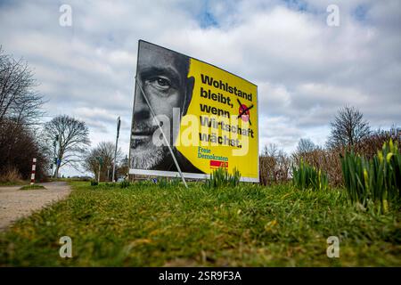 Wahlplakate zur Bundestagswahl AM 23. Februar 2025 sind in Pulheim NRW zu sehen. FDP Christian Lindner Wohlstand bleibt, Wenn Wirtschaft wächst Wahlplakat *** affiches électorales pour l'élection du Bundestag le 23 février 2025 peuvent être vues dans Pulheim NRW FDP Christian Lindner affiche électorale la prospérité reste quand l'économie croît Banque D'Images