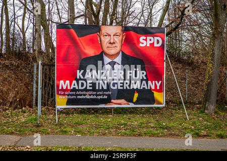 Wahlplakate zur Bundestagswahl AM 23. Februar 2025 sind in Pulheim NRW zu sehen. SPD Olaf Scholz Kanzler für Made in germany Wahlplakat *** les affiches électorales pour l'élection du Bundestag le 23 février 2025 peuvent être vues dans Pulheim NRW SPD Olaf Scholz Chancelier pour Made in germany affiche électorale Banque D'Images