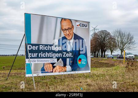 Wahlplakate zur Bundestagswahl AM 23. Februar 2025 sind in Pulheim NRW zu sehen. CDU Friedrich Merz Der Richtige zur richtigen Zeit Wahlplakat *** les affiches électorales pour l'élection du Bundestag du 23 février 2025 peuvent être vues dans Pulheim NRW CDU Friedrich Merz la bonne personne au bon moment affiche électorale Banque D'Images