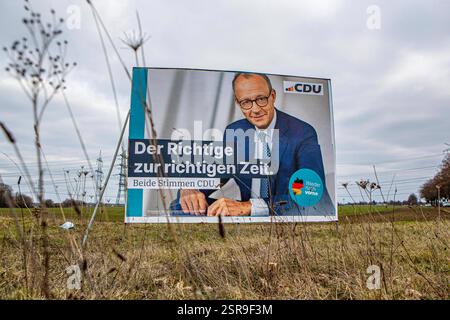 Wahlplakate zur Bundestagswahl AM 23. Februar 2025 sind in Pulheim NRW zu sehen. CDU Friedrich Merz Der Richtige zur richtigen Zeit Wahlplakat *** les affiches électorales pour l'élection du Bundestag du 23 février 2025 peuvent être vues dans Pulheim NRW CDU Friedrich Merz la bonne personne au bon moment affiche électorale Banque D'Images