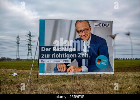 Wahlplakate zur Bundestagswahl AM 23. Februar 2025 sind in Pulheim NRW zu sehen. CDU Friedrich Merz Der Richtige zur richtigen Zeit Wahlplakat *** les affiches électorales pour l'élection du Bundestag du 23 février 2025 peuvent être vues dans Pulheim NRW CDU Friedrich Merz la bonne personne au bon moment affiche électorale Banque D'Images