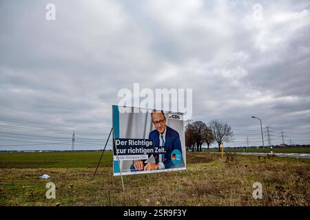 Wahlplakate zur Bundestagswahl AM 23. Februar 2025 sind in Pulheim NRW zu sehen. CDU Friedrich Merz Der Richtige zur richtigen Zeit Wahlplakat *** les affiches électorales pour l'élection du Bundestag du 23 février 2025 peuvent être vues dans Pulheim NRW CDU Friedrich Merz la bonne personne au bon moment affiche électorale Banque D'Images