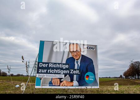 Wahlplakate zur Bundestagswahl AM 23. Februar 2025 sind in Pulheim NRW zu sehen. CDU Friedrich Merz Der Richtige zur richtigen Zeit Wahlplakat *** les affiches électorales pour l'élection du Bundestag du 23 février 2025 peuvent être vues dans Pulheim NRW CDU Friedrich Merz la bonne personne au bon moment affiche électorale Banque D'Images