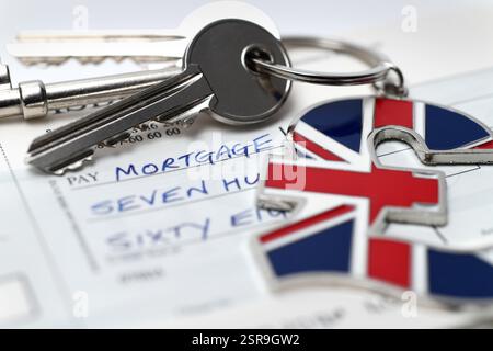 CLÉS DE MAISON SUR LIVRE BRITANNIQUE PORTE-CLÉS AVEC CHÉQUIER RE HYPOTHÈQUE HYPOTHÈQUES PAIEMENTS DE MAISON ACHETEURS ETC UK Banque D'Images