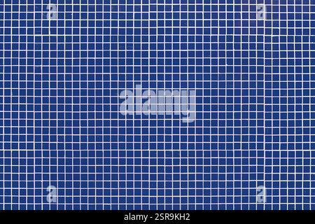 Carreaux de mosaïque en verre bleu sur mortier blanc. Fond de texture, photo réelle. Surface rugueuse et rayée. Photo gros plan appropriée pour l'arrière-plan pour le graphique Banque D'Images
