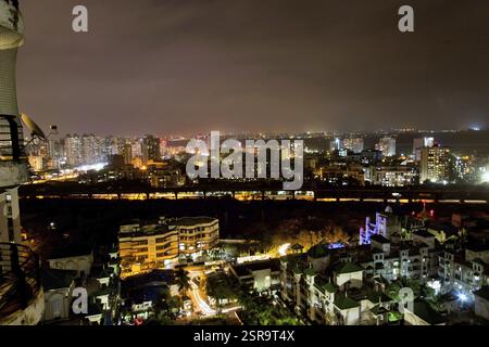 Vue aérienne de ville de nuit, Kharghar, Navi Mumbai, Maharashtra, Inde, Asie Banque D'Images