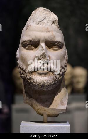 Athènes. Grèce. Portrait de l'empereur romain Hadrien. Musée archéologique national d'Athènes. Marbre thasien. Depuis Athènes, Agora. La tête est tournée Banque D'Images