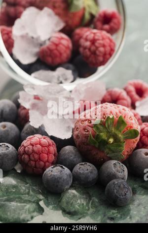 Libre tourné de framboises, mûres et fraises Banque D'Images
