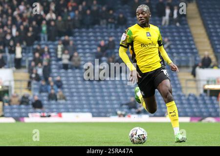 Ewood Park, Blackburn, Royaume-Uni. 15 février 2025. Mustapha Bundu (15 Plymouth Argyle) contrôle le ballon lors du match EFL Sky Bet Championship entre Blackburn Rovers et Plymouth Argyle à Ewood Park à Blackburn, Angleterre, le 15 février 2025. (Sean Chandler/SPP) crédit : photo de presse sportive SPP. /Alamy Live News Banque D'Images