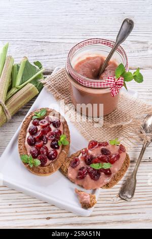 Tartelette de rhubarbe à la canneberge Banque D'Images