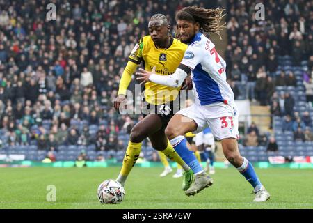 Ewood Park, Blackburn, Royaume-Uni. 15 février 2025. Dion Sanderson (31 Blackburn Rovers) et Mustapha Bundu (15 Plymouth Argyle) lors du match EFL Sky Bet Championship entre Blackburn Rovers et Plymouth Argyle à Ewood Park à Blackburn, Angleterre, le 15 février 2025. (Sean Chandler/SPP) crédit : photo de presse sportive SPP. /Alamy Live News Banque D'Images