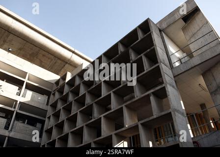 Vue du béton de la haute cour du Punjab et de l'Haryana conçu par le célèbre architecte français le Corbusier en 1952, Chandigarh, territoire de l'Union indienne Banque D'Images