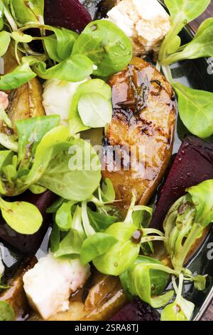 Salade de betterave rôtie, poire, laitue d'agneau, fromage Banque D'Images