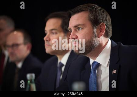 Kiev, Ukraine. 14 février 2025. U. Le vice-président JD Vance, écoute lors d’une réunion bilatérale avec le président ukrainien Volodymyr Zelenskyy, en marge de la conférence annuelle de Munich sur la sécurité, le 14 février 2025 à Munich, en Allemagne. Crédit : Présidence ukrainienne/Bureau de presse présidentiel ukrainien/Alamy Live News Banque D'Images