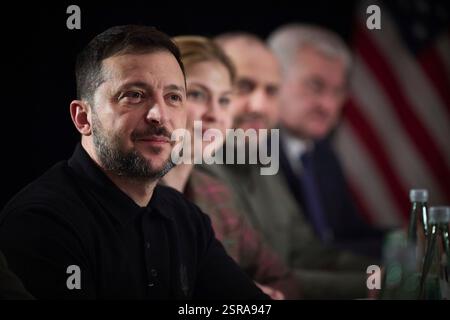 Kiev, Ukraine. 14 février 2025. Le président ukrainien Volodymyr Zelenskyy, écoute lors d'une réunion bilatérale avec U. S Vice-président JD Vance, en marge de la conférence annuelle de Munich sur la sécurité, le 14 février 2025 à Munich, Allemagne. Crédit : Présidence ukrainienne/Bureau de presse présidentiel ukrainien/Alamy Live News Banque D'Images