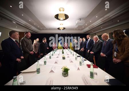 Kiev, Ukraine. 14 février 2025. Le président ukrainien Volodymyr Zelenskyy, à gauche, lors d'une réunion bilatérale avec U.. S Vice-président JD Vance, en marge de la conférence annuelle de Munich sur la sécurité, le 14 février 2025 à Munich, Allemagne. Crédit : Présidence ukrainienne/Bureau de presse présidentiel ukrainien/Alamy Live News Banque D'Images