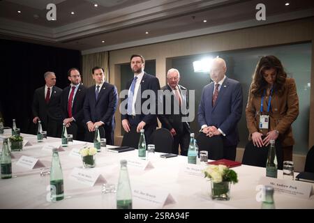 Kiev, Ukraine. 14 février 2025. U. S vice-président JD Vance, centre, et délégation avant le début d'une réunion bilatérale avec le président ukrainien Volodymyr Zelenskyy, en marge de la conférence annuelle de Munich sur la sécurité, le 14 février 2025 à Munich, Allemagne. Crédit : Présidence ukrainienne/Bureau de presse présidentiel ukrainien/Alamy Live News Banque D'Images